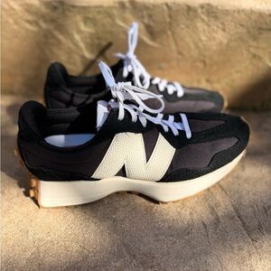 NWOT New Balance 327 Black and White Platform Trainers Sneakers Size 9 Women’s